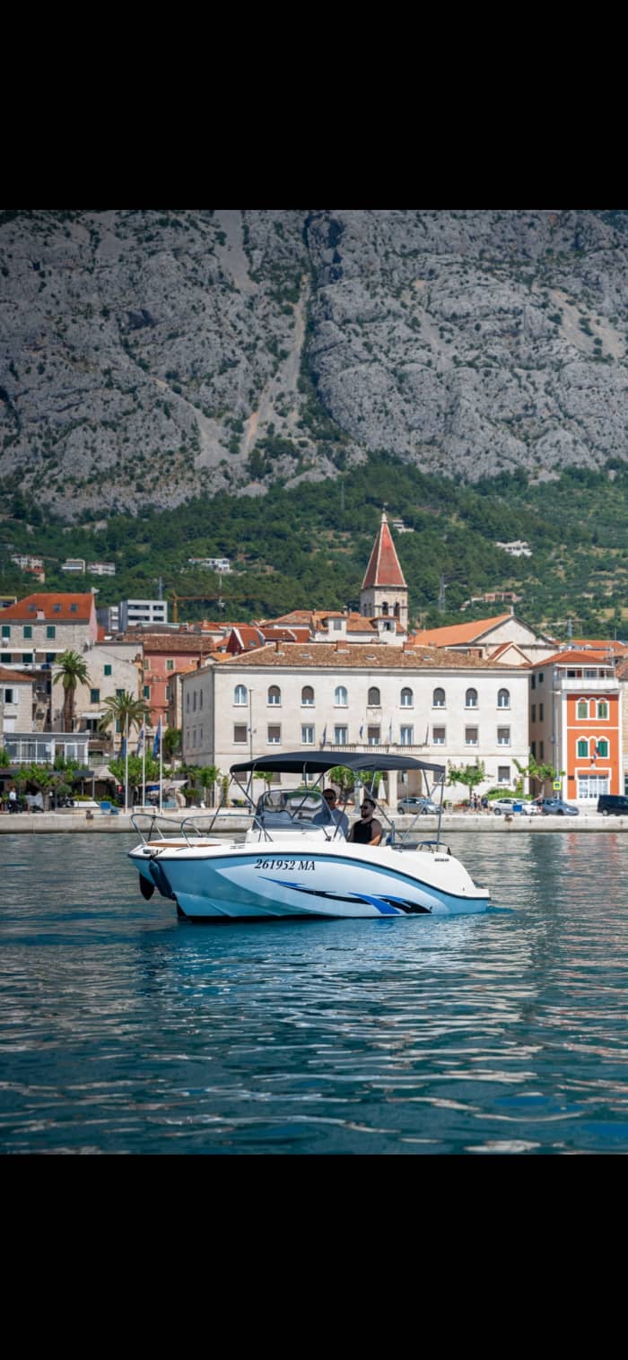 Scopri le coste di Makarska: un'escursione di un'intera giornata a bordo di un motoscafo.