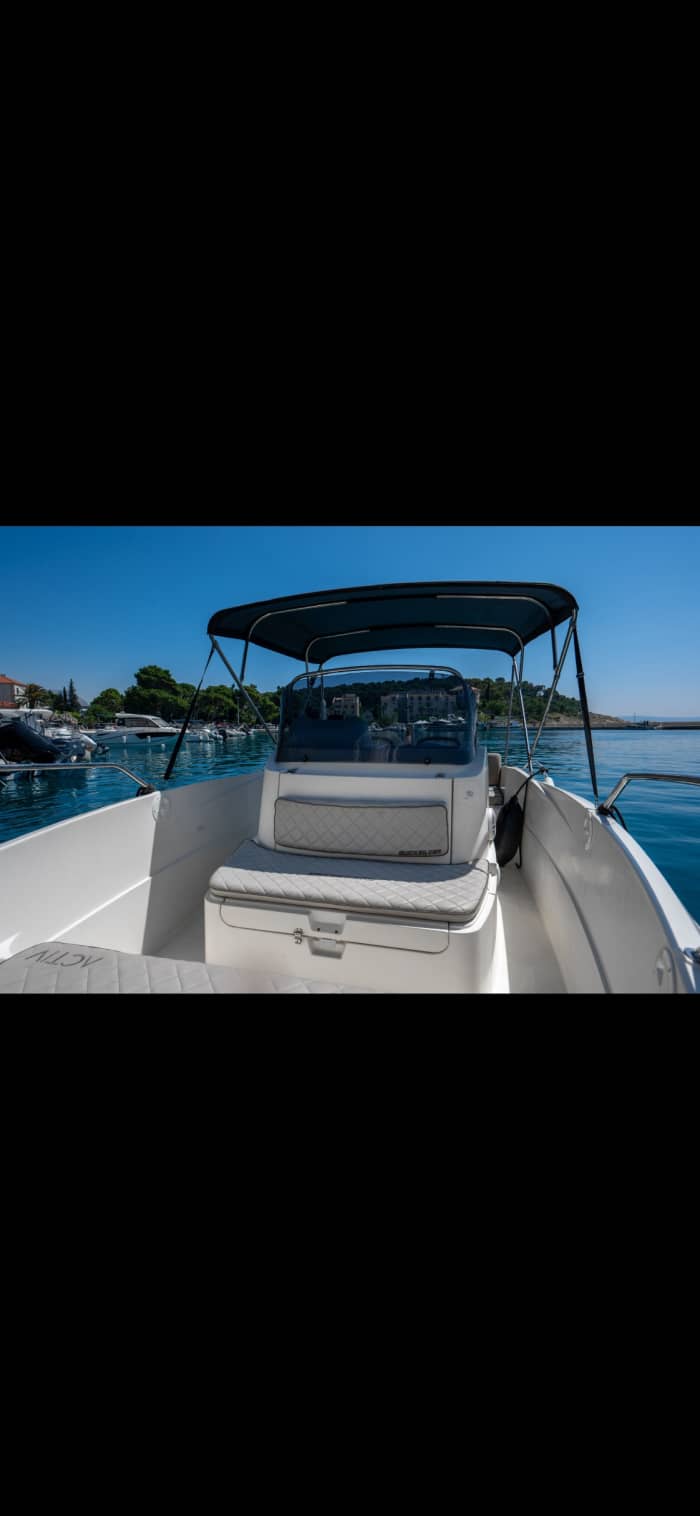Scopri le coste di Makarska: un'escursione di un'intera giornata a bordo di un motoscafo.
