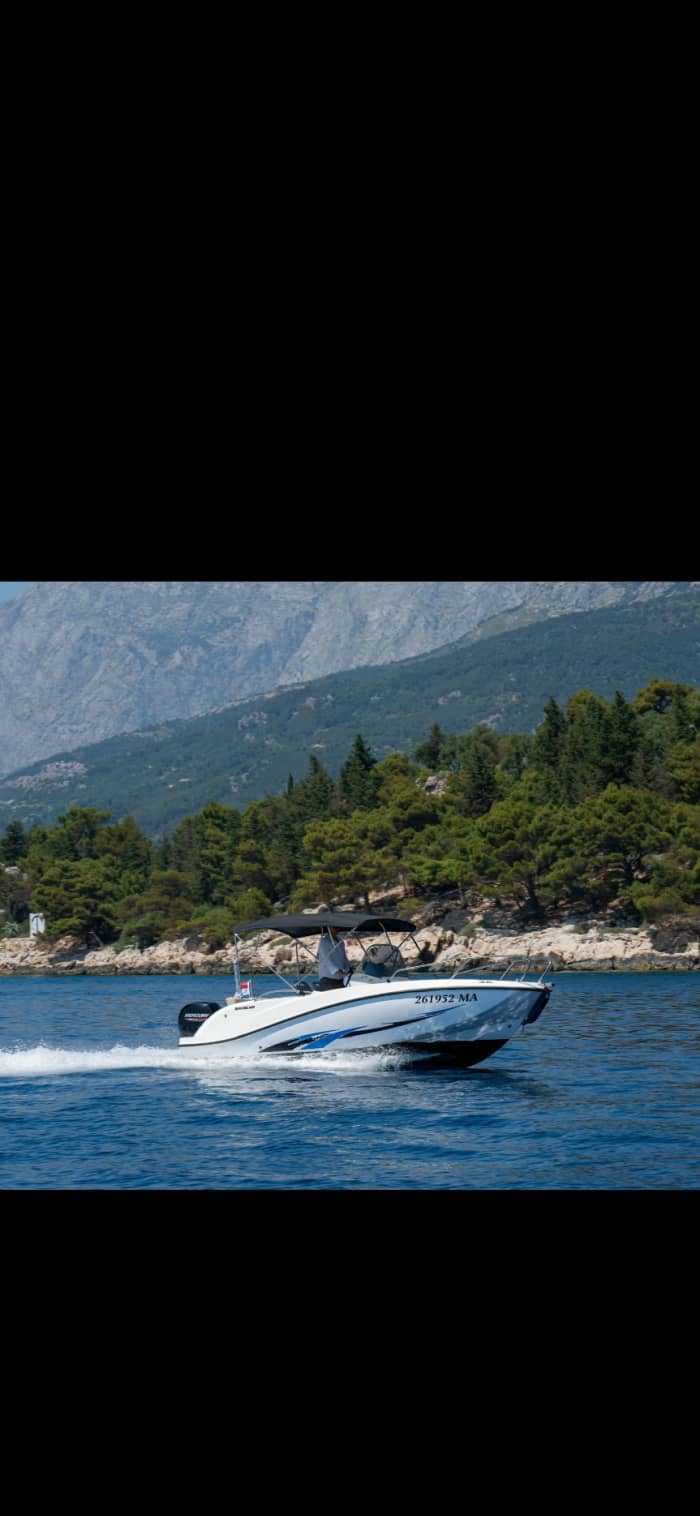 Scopri le coste di Makarska: un'escursione di un'intera giornata a bordo di un motoscafo.