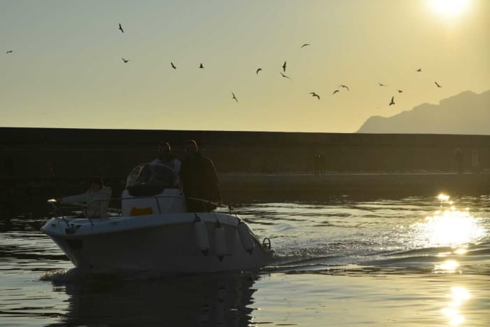 Een dag aan de Amalfikust: geniet van 7,5 uur ontdekkingstocht aan boord van een motorboot.