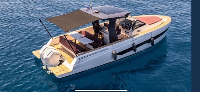 Votre journée à Benitses, Corfou : louez un bateau à moteur pour 8 h de découverte.