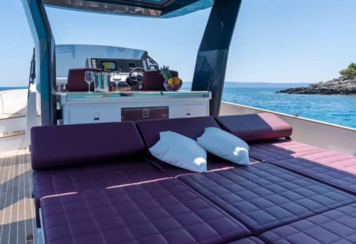 Votre journée à Benitses, Corfou : louez un bateau à moteur pour 8 h de découverte.