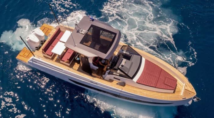 Votre journée à Benitses, Corfou : louez un bateau à moteur pour 8 h de découverte.