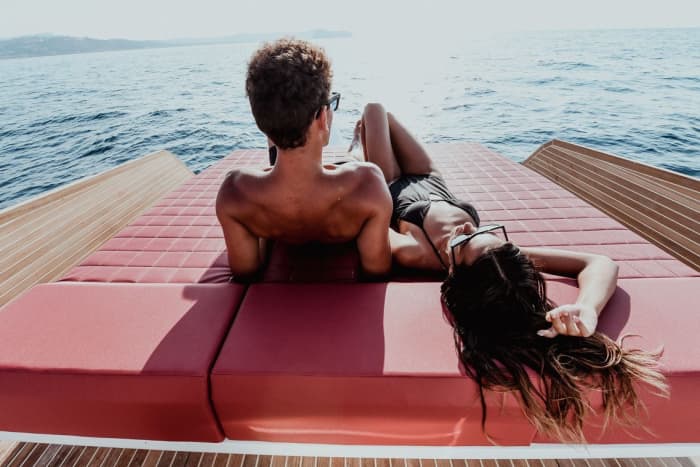 Votre journée à Benitses, Corfou : louez un bateau à moteur pour 8 h de découverte.