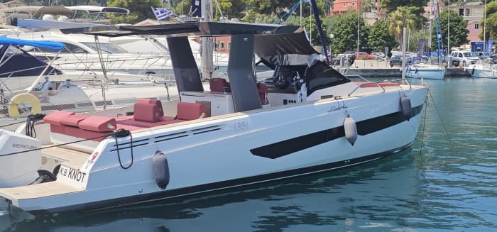 Votre journée à Benitses, Corfou : louez un bateau à moteur pour 8 h de découverte.