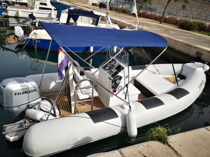 Tu día en Šibenik: Alquila una lancha motora para un día completo de descubrimiento.