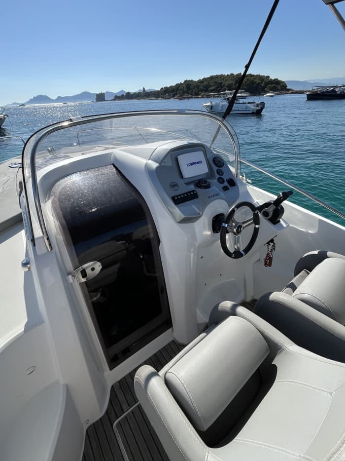 Vive Antibes como nunca antes a bordo de una lancha motora.