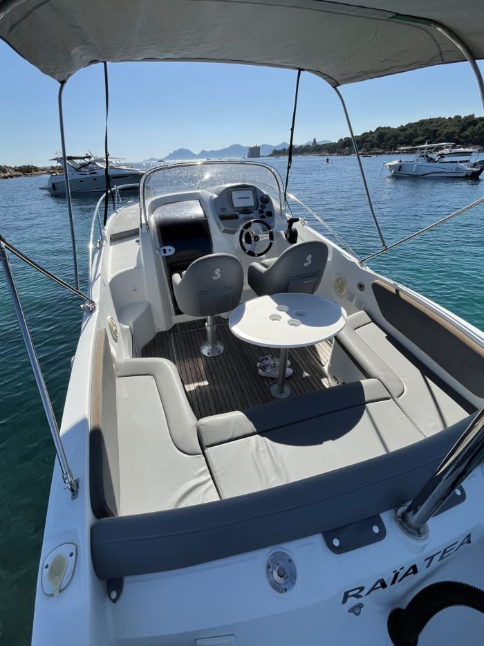 Vive Antibes como nunca antes a bordo de una lancha motora.