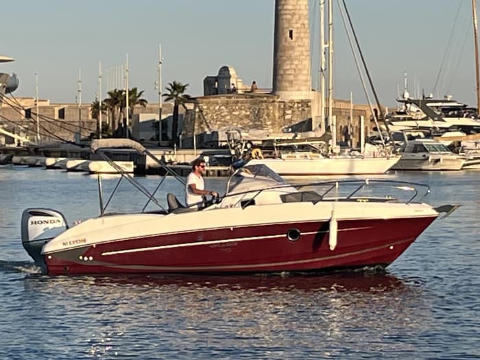Vive Antibes como nunca antes a bordo de una lancha motora.