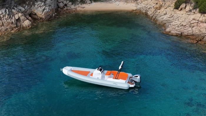 Discover the Maddalena Archipelago: rent a dinghy with a skipper for a full day exploring the magical coves of northeastern Sardinia.