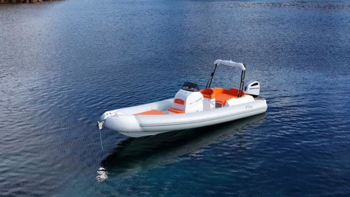 Discover the Maddalena Archipelago: rent a dinghy with a skipper for a full day exploring the magical coves of northeastern Sardinia.