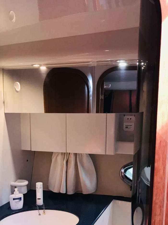 Upptäck Porto Badino på en motorbåt i 9 timmar