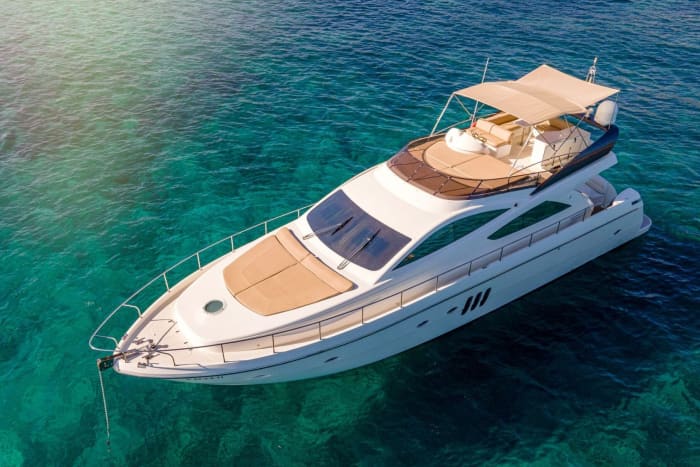 Ganztägige Tagomago-Kreuzfahrt an Bord einer Premium-Abacus-Yacht