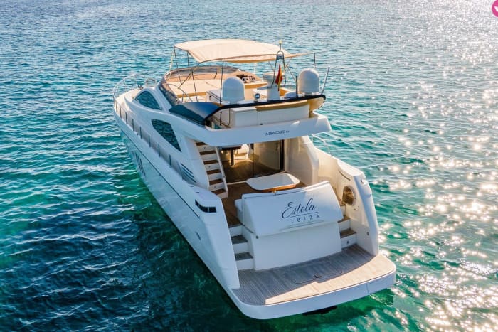 Ganztägige Tagomago-Kreuzfahrt an Bord einer Premium-Abacus-Yacht