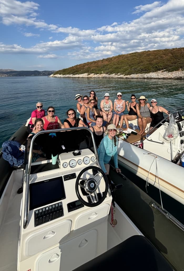 Blanc, bleu et divin : une journée complète sur un bateau à moteur