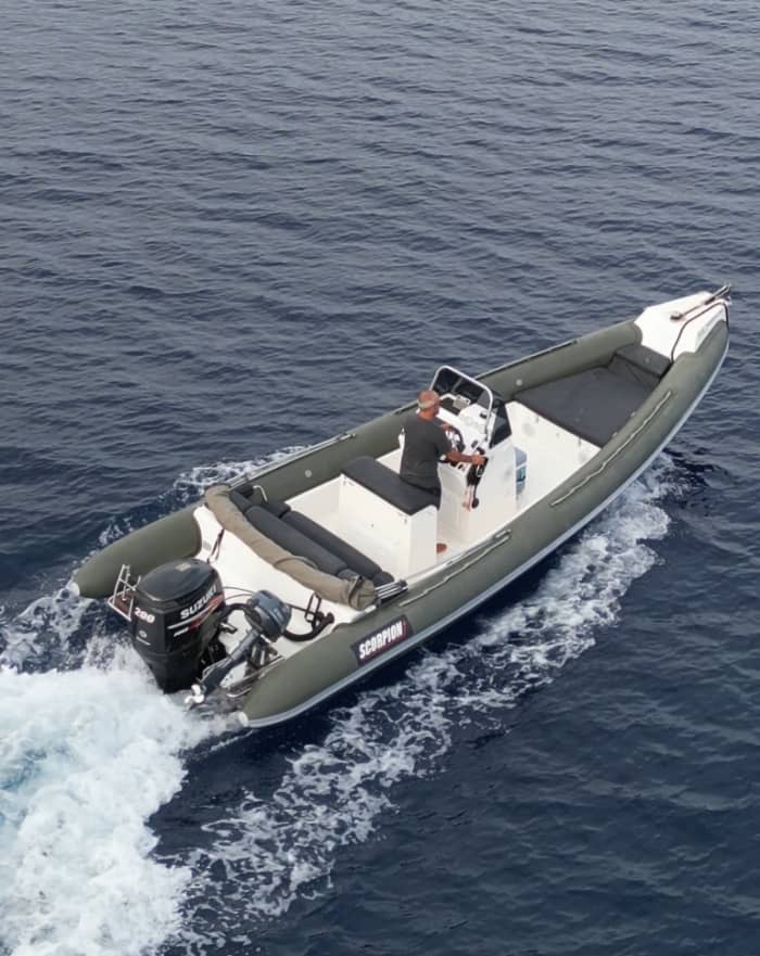 Blanc, bleu et divin : une journée complète sur un bateau à moteur