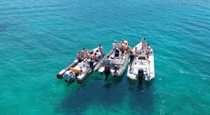 Blanc, bleu et divin : une journée complète sur un bateau à moteur
