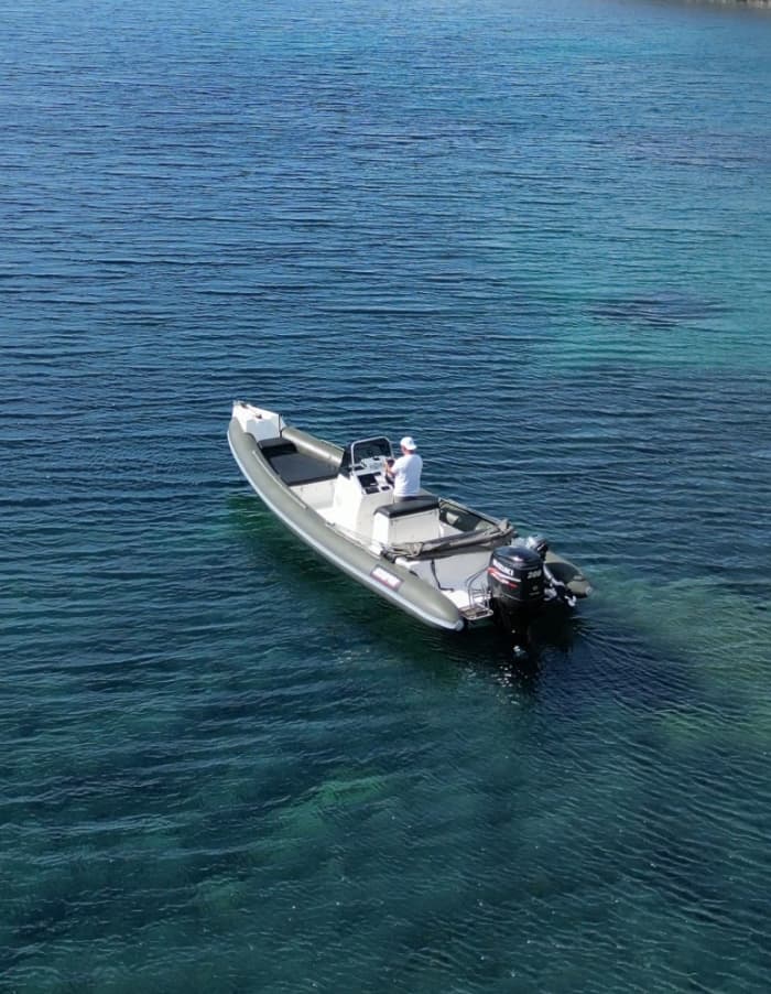 Blanc, bleu et divin : une journée complète sur un bateau à moteur