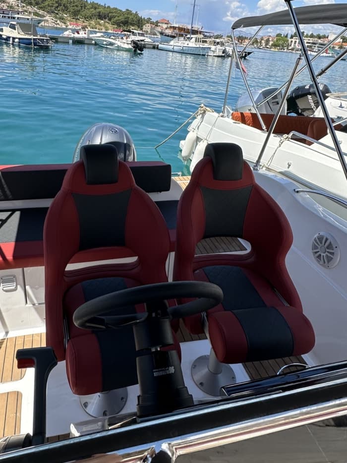 Explorez les baies cachées de Makarska en bateau à moteur