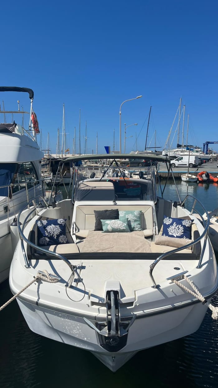 4 hours of sunshine around Palma de Mallorca by motorboat.