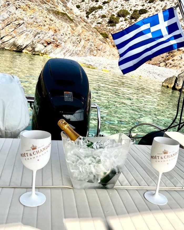 La tua barca a motore privata per una giornata intorno a Syros