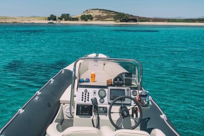 La tua barca a motore privata per una giornata intorno a Syros