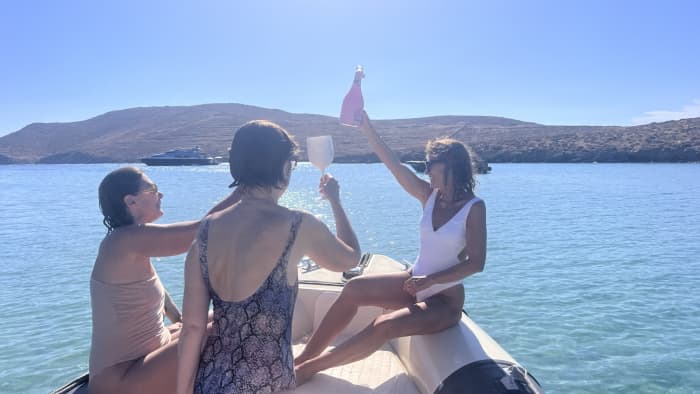 La tua barca a motore privata per una giornata intorno a Syros