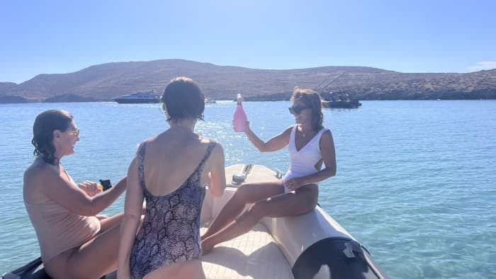 La tua barca a motore privata per una giornata intorno a Syros
