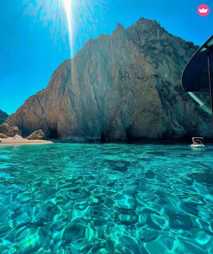 Maravillas de Zakynthos: Descubrimiento de tortugas y cuevas marinas