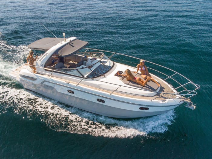 Louez un bateau à moteur pour 4 heures de plaisir