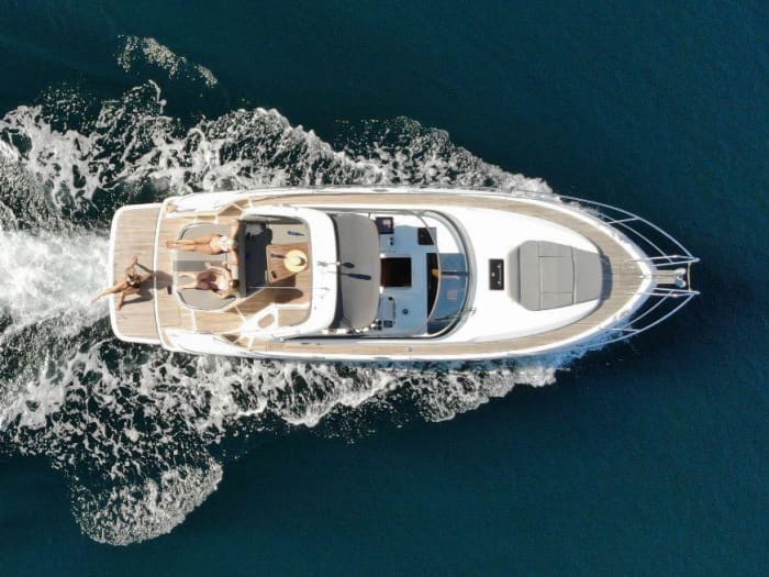 Louez un bateau à moteur pour 4 heures de plaisir