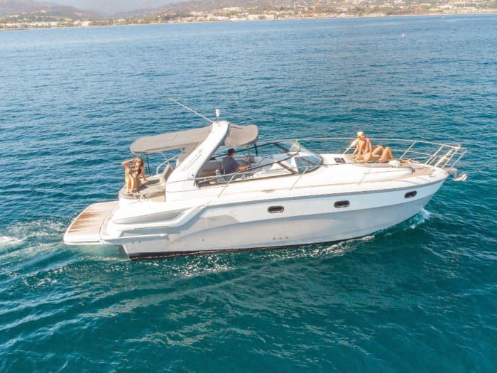 Louez un bateau à moteur pour 4 heures de plaisir