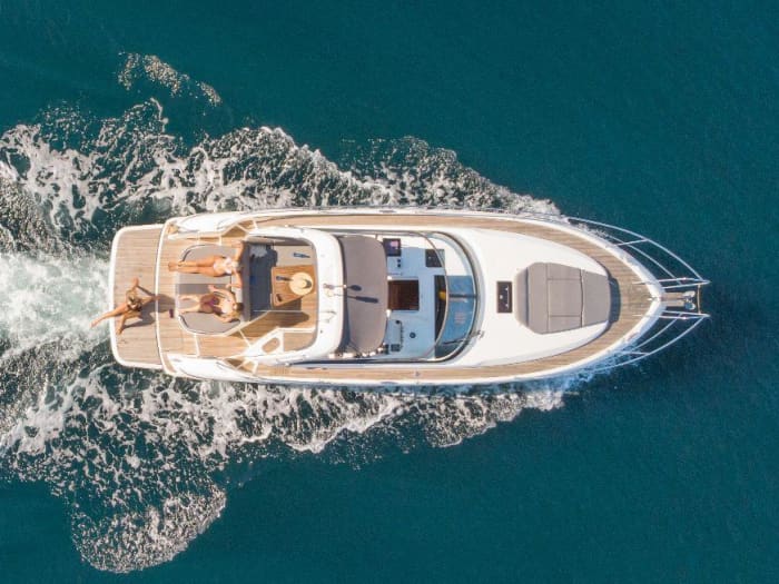 Louez un bateau à moteur pour 4 heures de plaisir