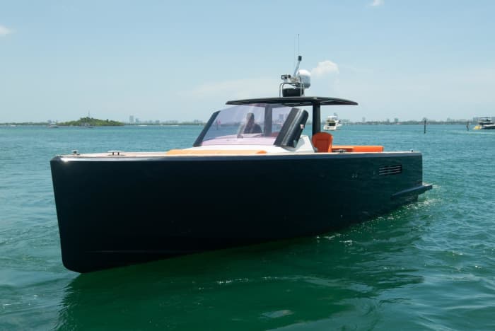 Blanc, bleu et divin : une journée complète sur un bateau à moteur