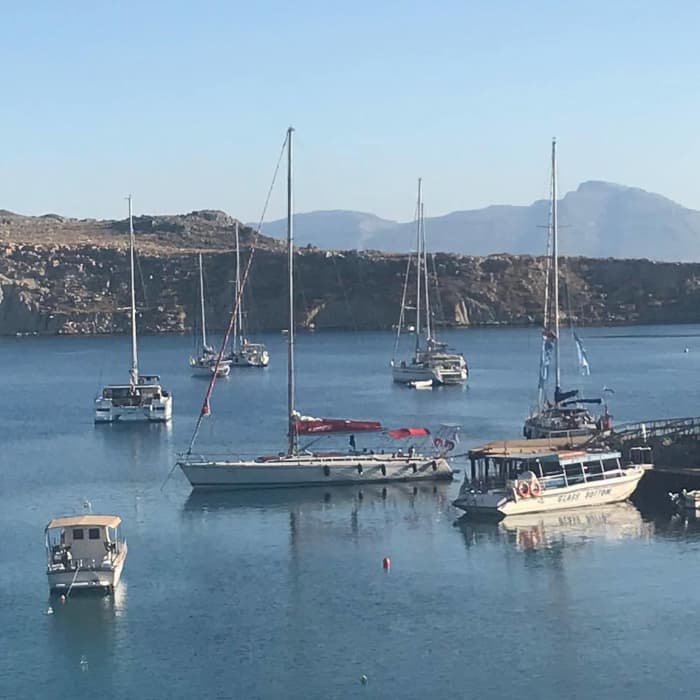 Genießen Sie einen Tag auf See in Lindos auf einem Segelboot