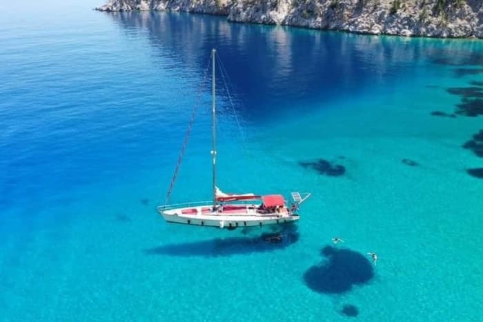 Genießen Sie einen Tag auf See in Lindos auf einem Segelboot
