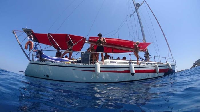 Genießen Sie einen Tag auf See in Lindos auf einem Segelboot