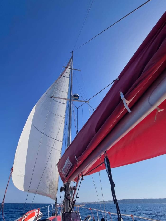 Genießen Sie einen Tag auf See in Lindos auf einem Segelboot