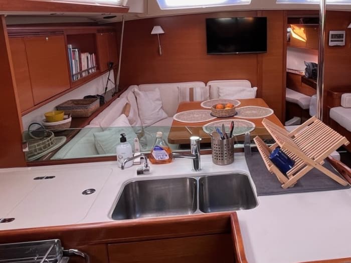 Enjoy a full day on a sailboat in Gruissan