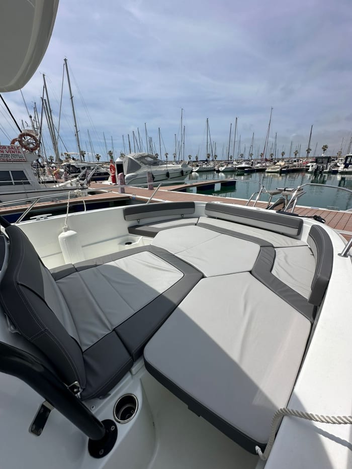4h to explore Sitges on a motorboat