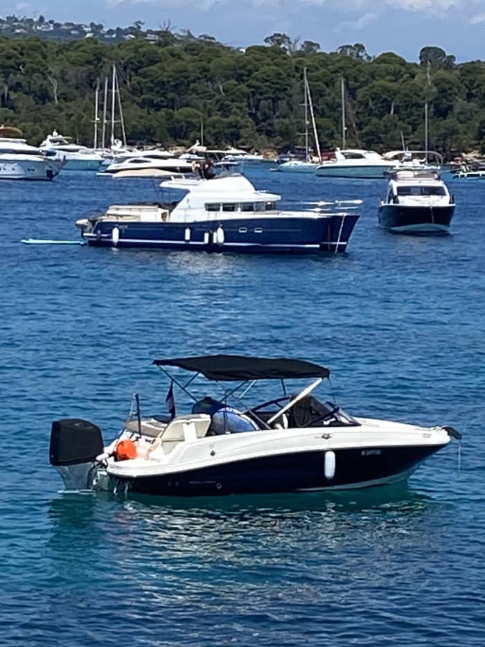 Découvrez Mandelieu-La Napoule en une demi-journée : Louez un bateau à moteur pendant 3h