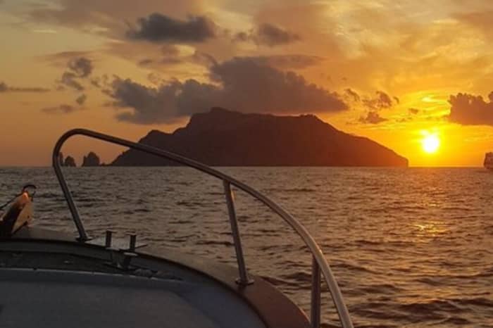 Zonsondergang op Capri vanaf zee: Privé zonsondergangtour rond het eiland vanaf Capri