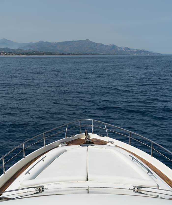 Taormina nel lusso più assoluto: noleggio di uno yacht per un'intera giornata
