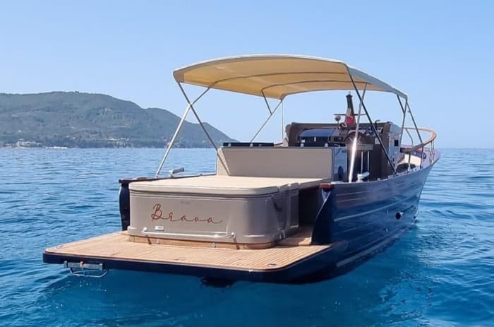 Entdecken Sie Sorrento auf einer 9-stündigen Motorbootfahrt.
