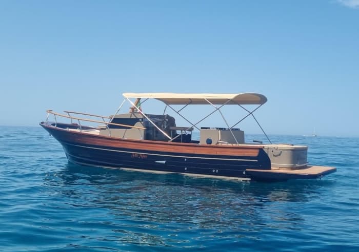 Entdecken Sie Sorrento auf einer 9-stündigen Motorbootfahrt.
