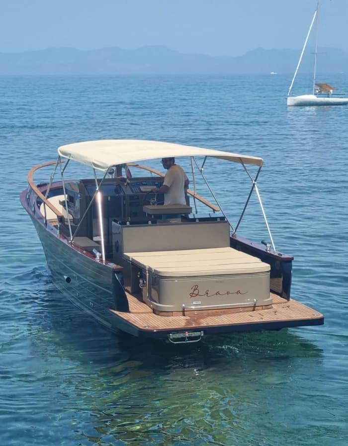 Entdecken Sie Sorrento auf einer 9-stündigen Motorbootfahrt.