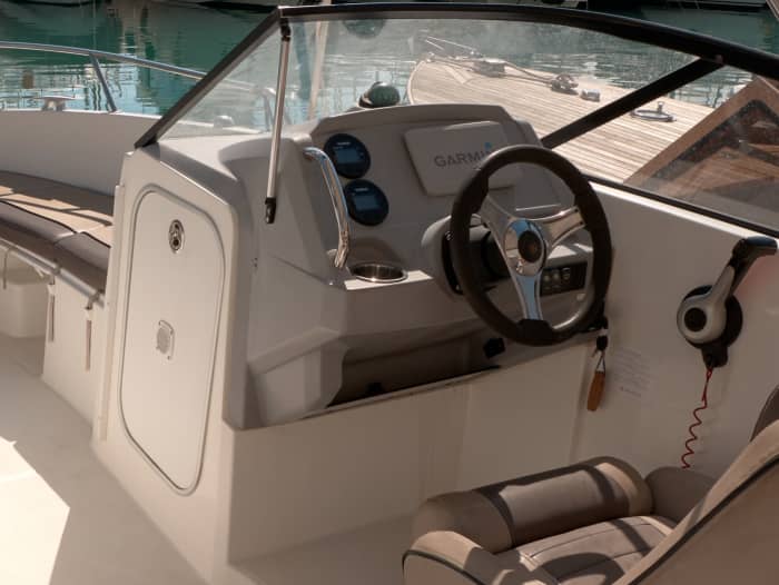 Prenez une journée pour vous détendre sur un bateau à moteur à Villeneuve-Loubet.