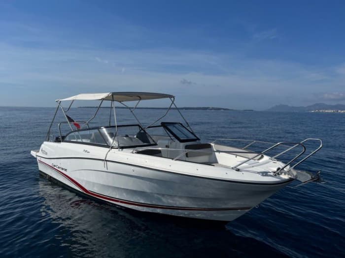Prenez une journée pour vous détendre sur un bateau à moteur à Villeneuve-Loubet.