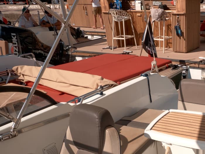Prenez une journée pour vous détendre sur un bateau à moteur à Villeneuve-Loubet.