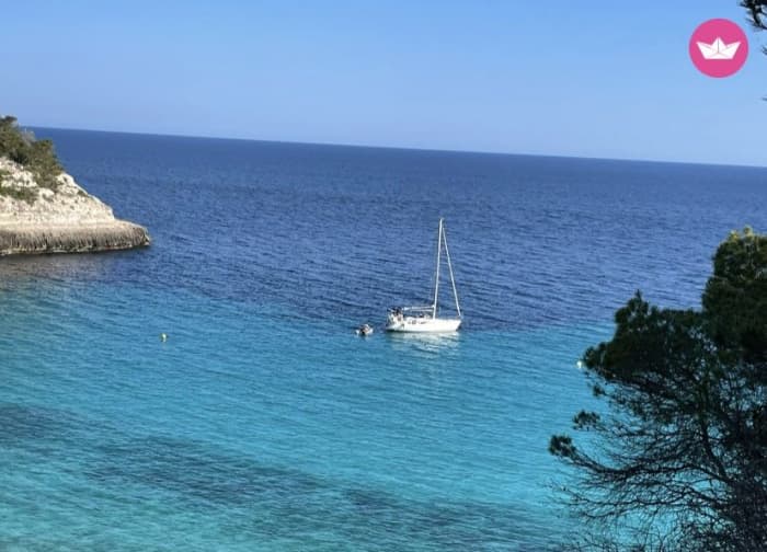 Een zeiltocht van een halve dag naar de helderste wateren van Menorca.